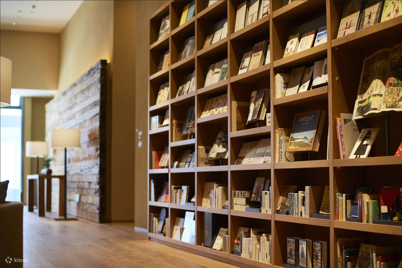 【공공 장소】—책의 벽